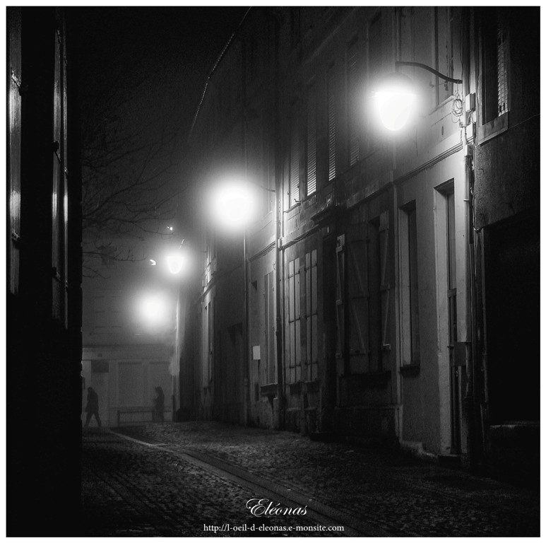 La ruelle dans une soirée d'automne