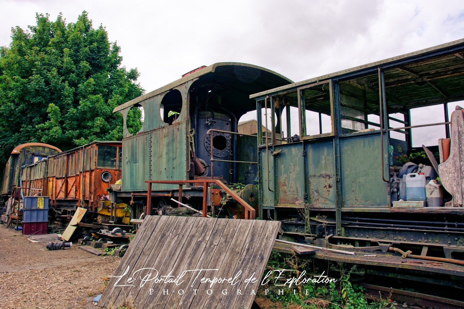 une vieille locomotive à vapeur est présente