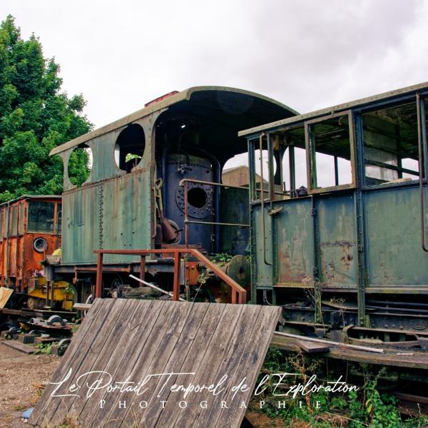 une vieille locomotive à vapeur est présente
