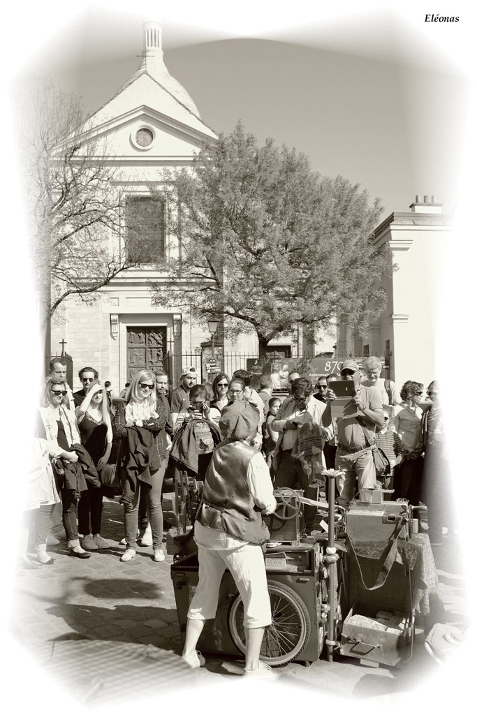 Place dans le quartier de Montmartre -Paris (75)