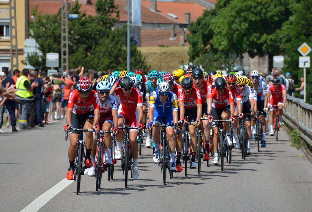 Peloton à la sortie de la ville